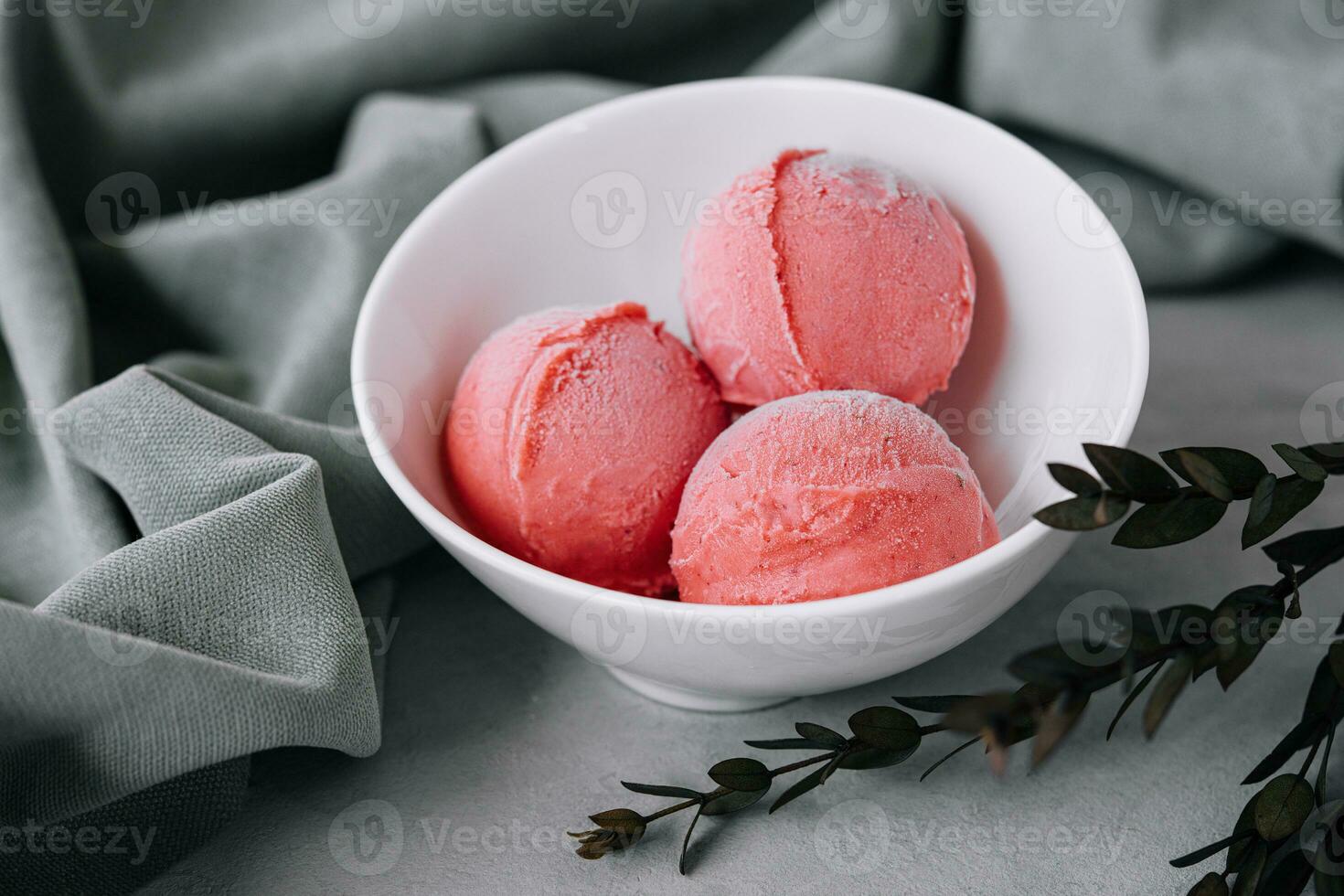 sabroso fresa helado pelotas en cuenco foto