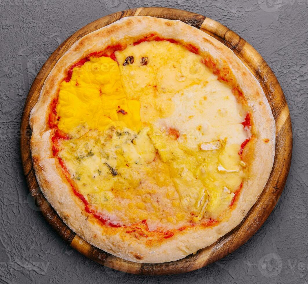 quattro formaggio - italiano Pizza con cuatro ordena de queso foto