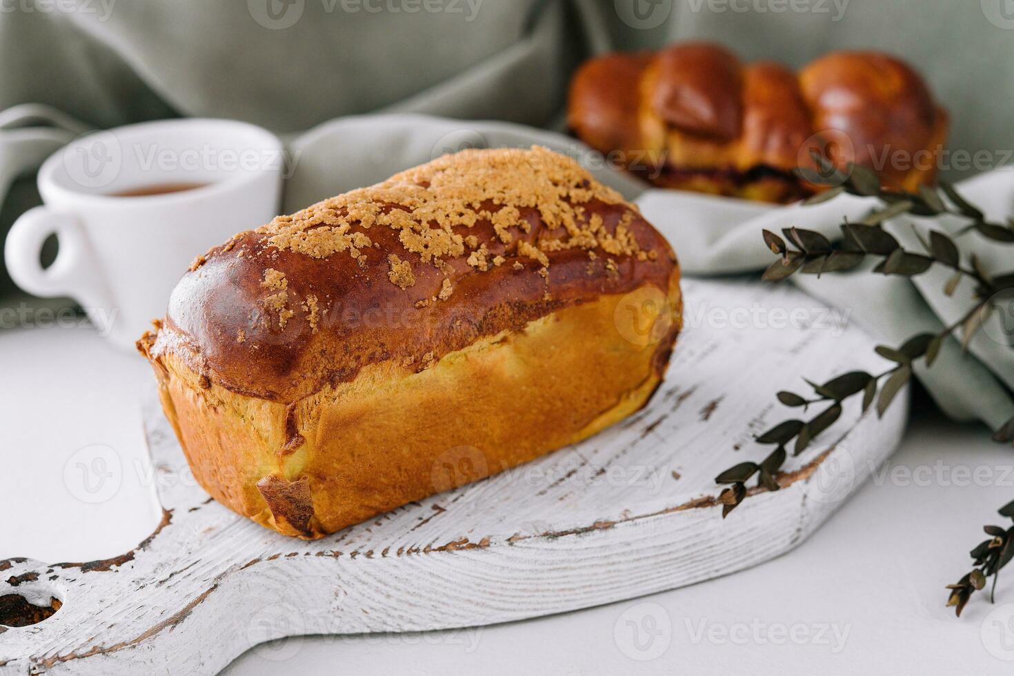 delicioso horneado bollo en blanco madera foto