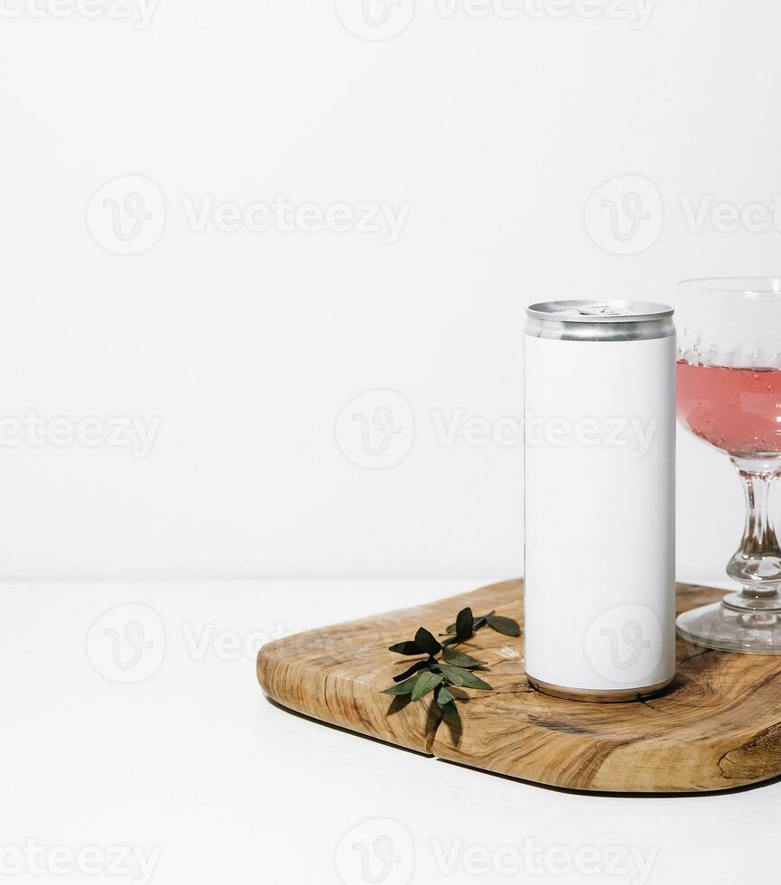 champán en vaso y estaño en de madera tablero foto