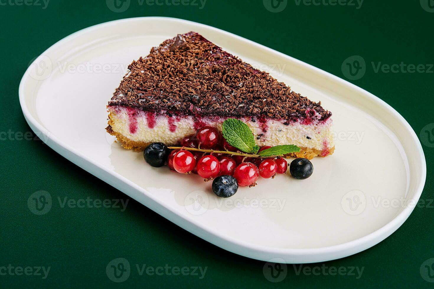 vainilla tarta de queso con chocolate salsa y bayas foto