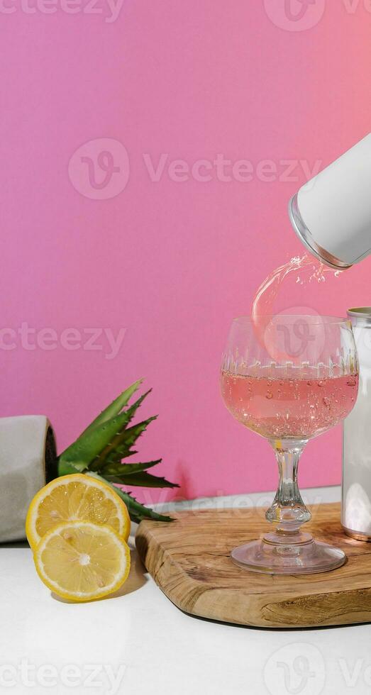 soda en un estaño con rosado champán en un rosado y blanco antecedentes foto