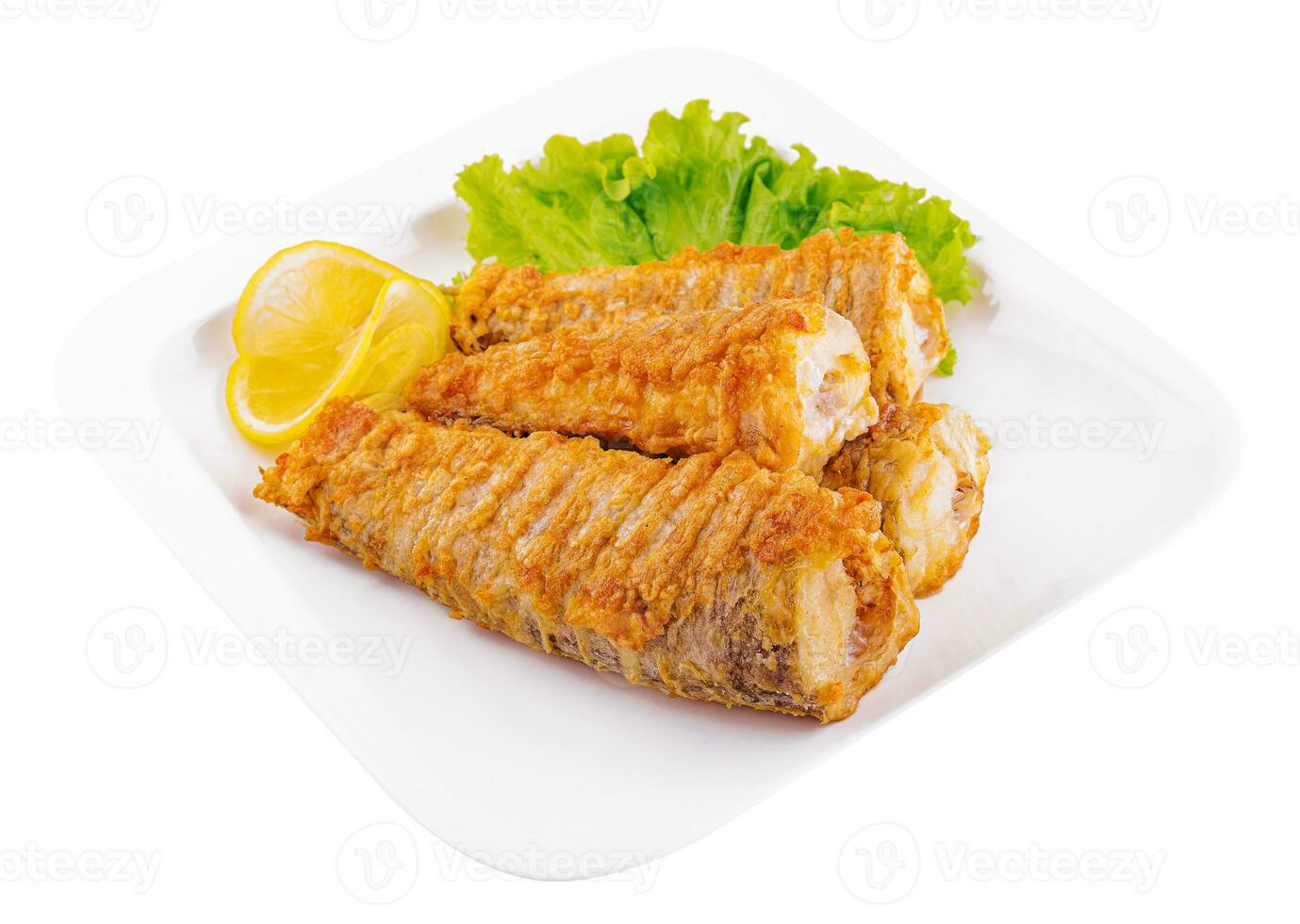 delicioso frito pescado con limón en plato foto