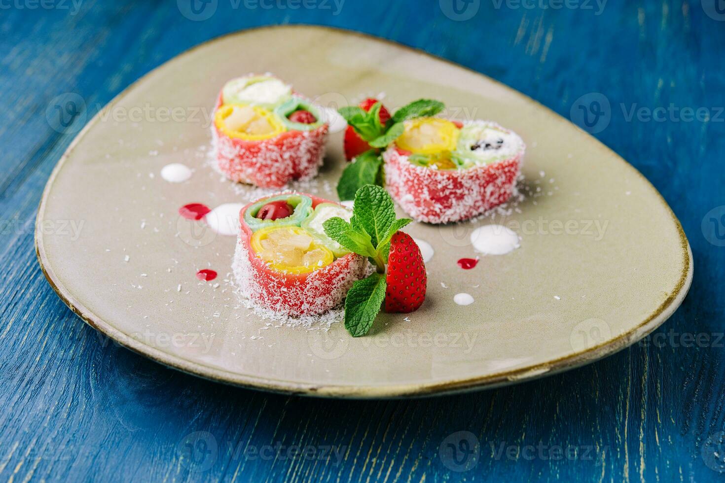 rollos de rosado panqueques con diferente frutas y bayas foto