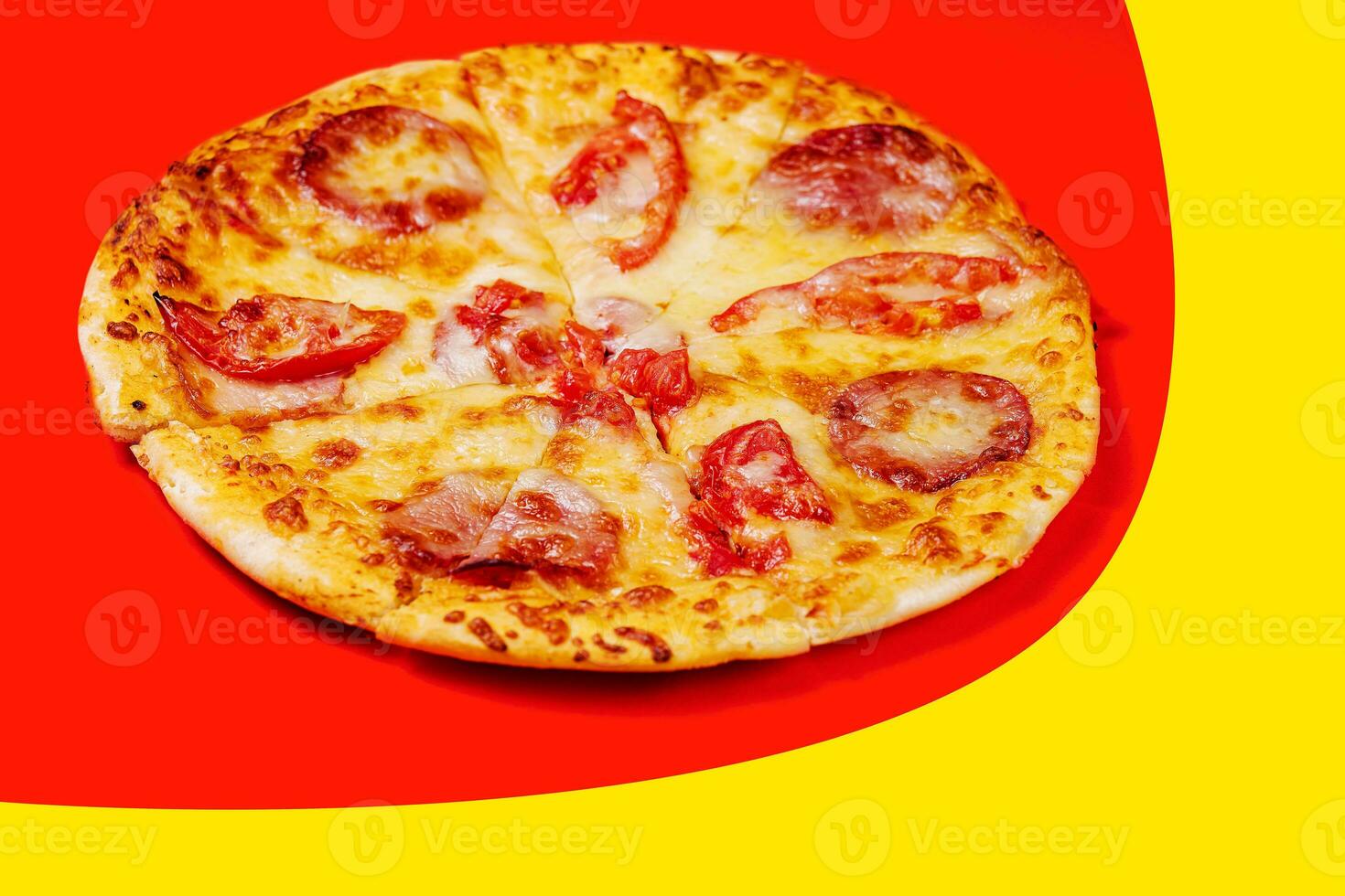 Pizza con Tomates con queso y salami foto