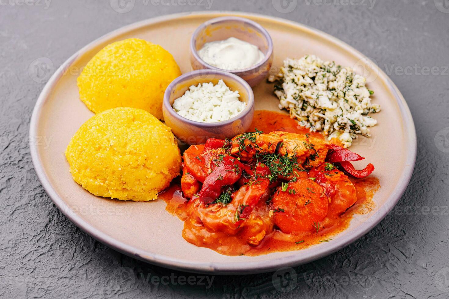 gachas de avena desde maíz harina con pollo foto