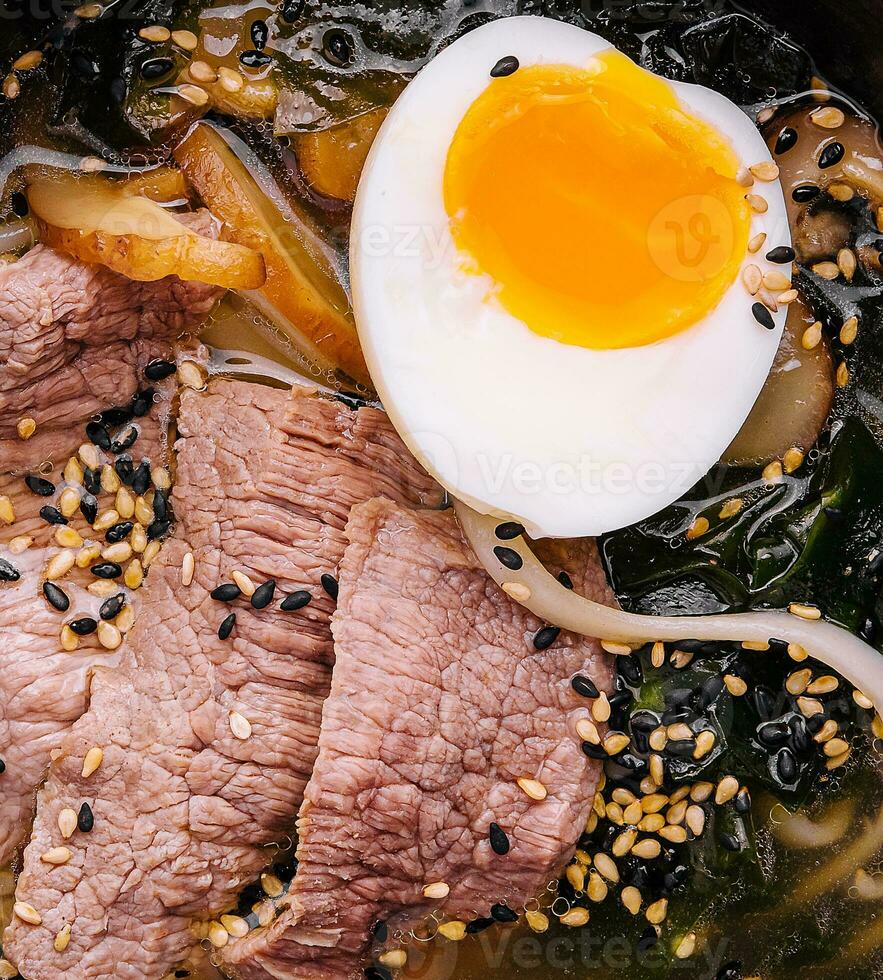 tradicional japonés ramen sopa con wagyu carne de vaca y tallarines foto