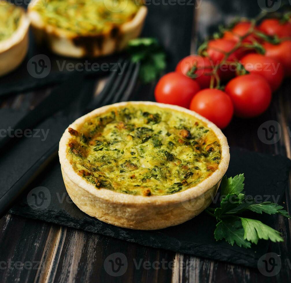 Quiche con Espinacas - tradicional plato de francés cocina foto