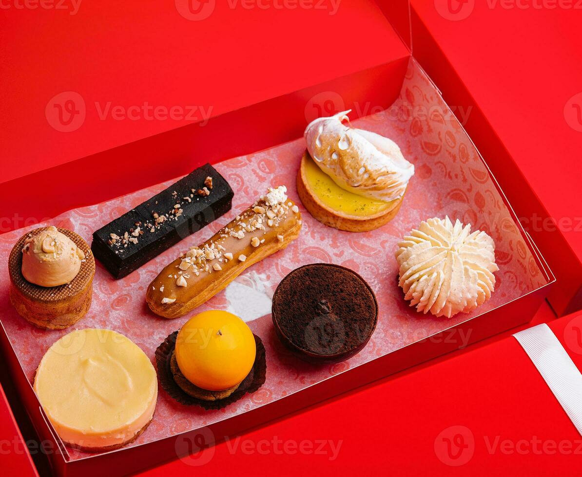 diferente francés pasteles en un Navidad caja foto