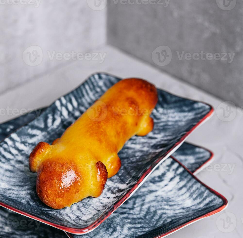 perro conformado tarta en plato para niños foto