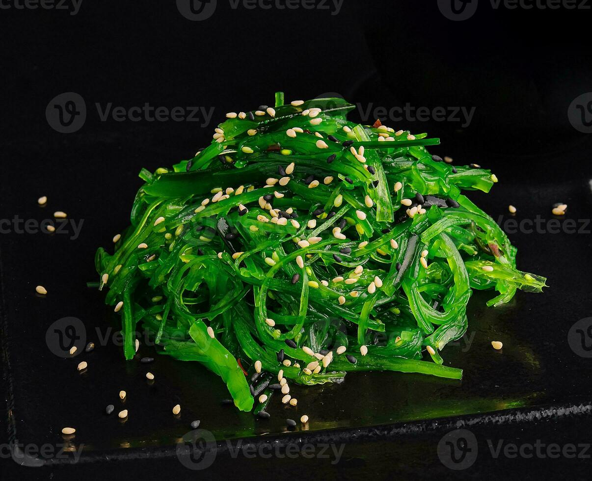 wakame algas marinas ensalada con sésamo semillas foto