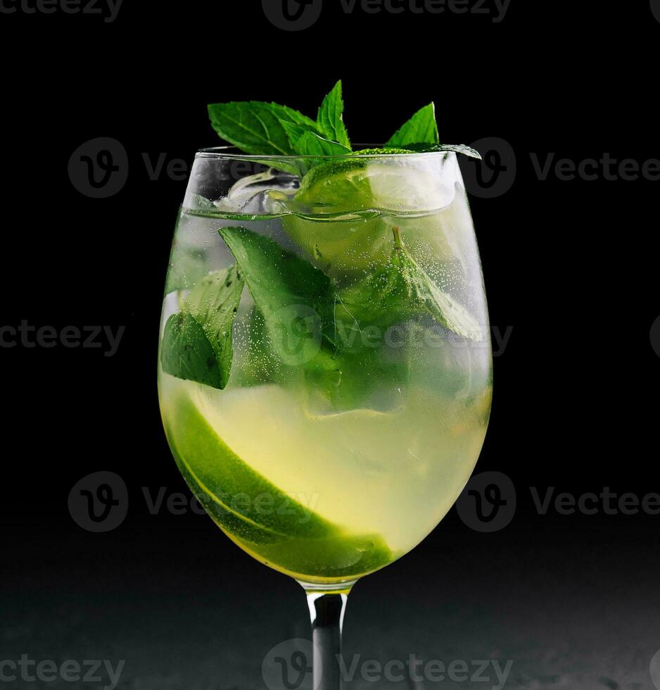 Fresco mojito en vino lentes de cerca foto