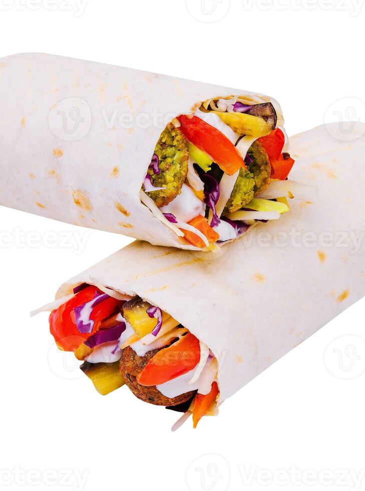 apetitoso shawarma con falafel aislado en blanco foto