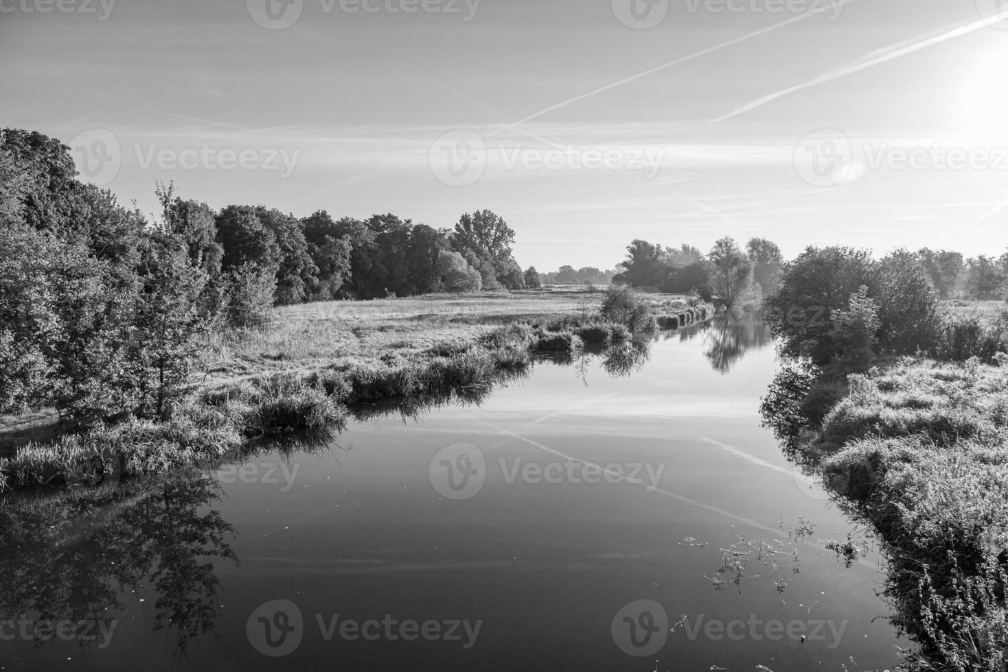 temprano Mañana a un río en Alemania foto