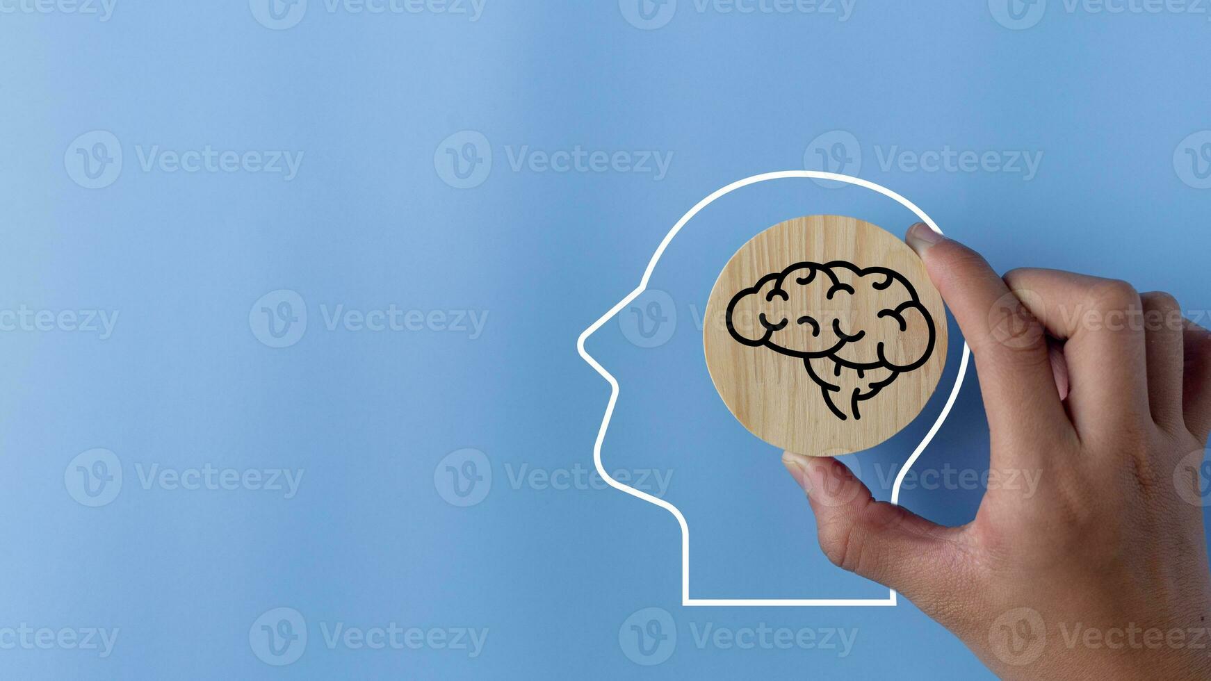 Human head with brain icon on blue background. , idea creative intelligence thinking or Awareness of Alzheimer's, Parkinson's, Neurology, and Psychology care. Brainstorming concept photo