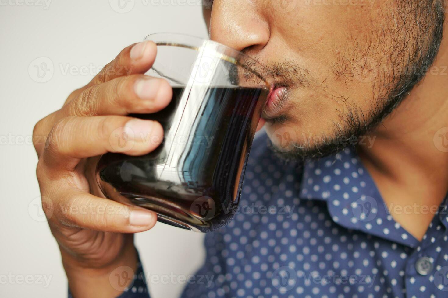 hombres Bebiendo suave bebidas de cerca foto