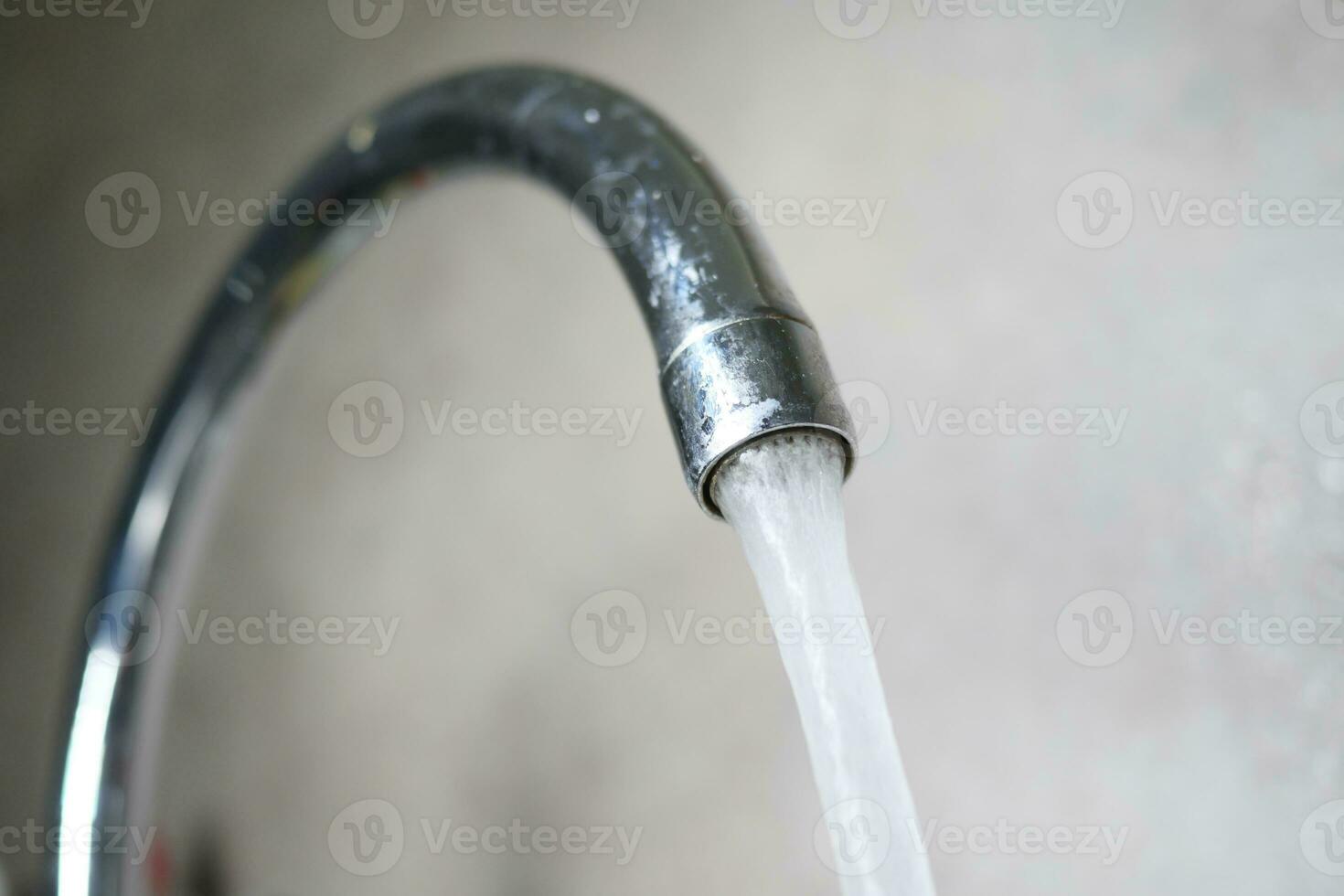 agua saliendo de un grifo a cámara lenta foto