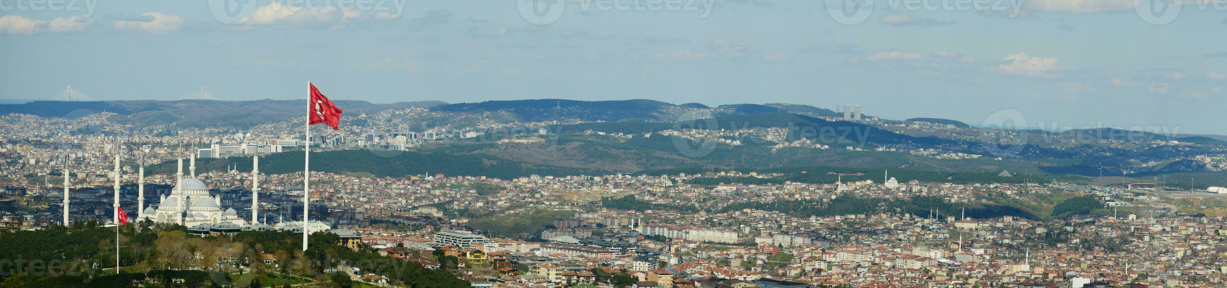 panorama Disparo de camlica mezquita en Estanbul foto