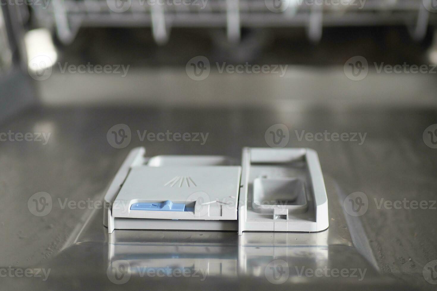 Loading the gloss liquid into the dishwasher photo