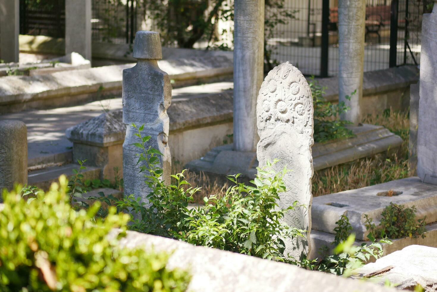 Turquía Estanbul 19 mayo 2023. el otomano histórico antiguo lápidas en cementerio, foto