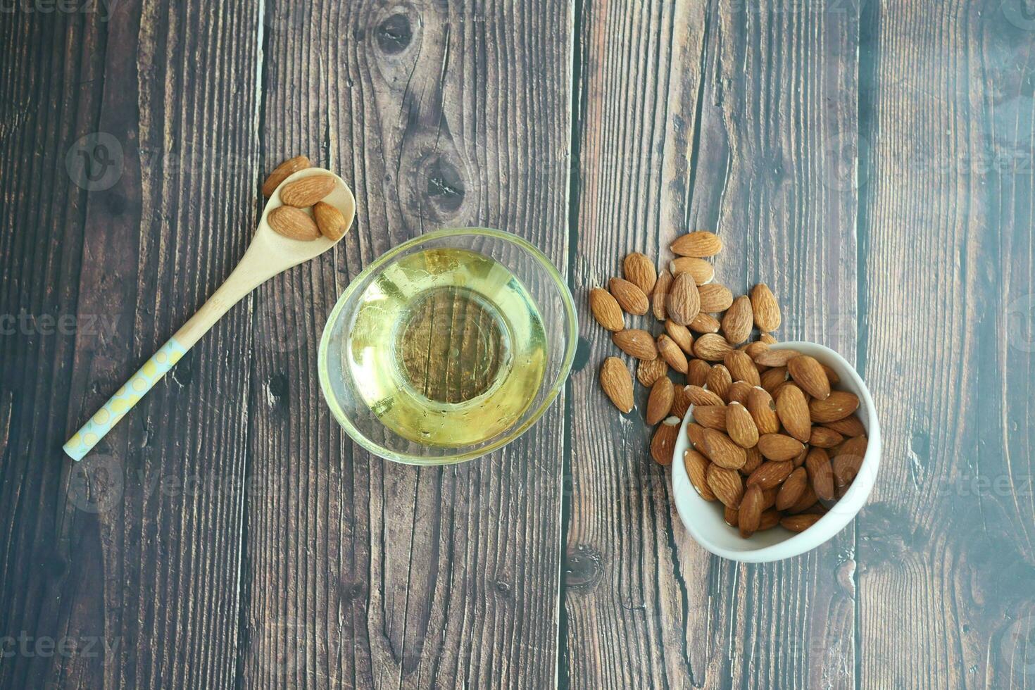 aceites de almendras y nueces frescas en la mesa foto