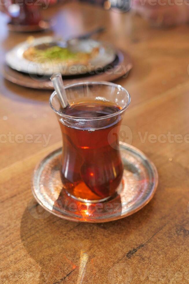 tradicional turco té en blanco mesa . foto