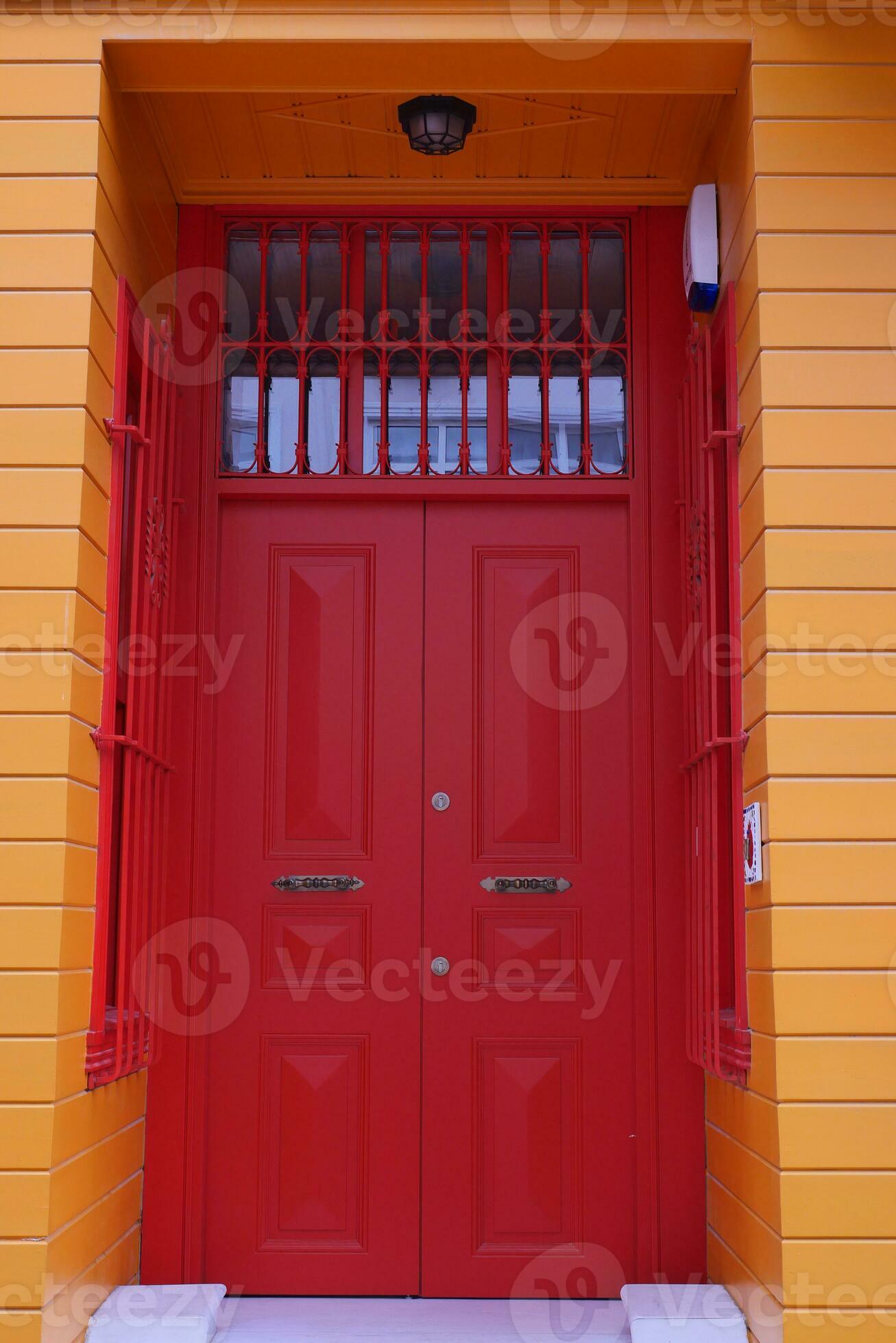 red wood door texture background 31824482 Stock Photo at Vecteezy