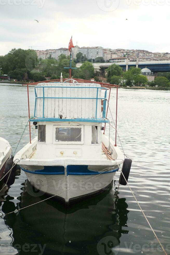 barco muelle en río en Estanbul foto