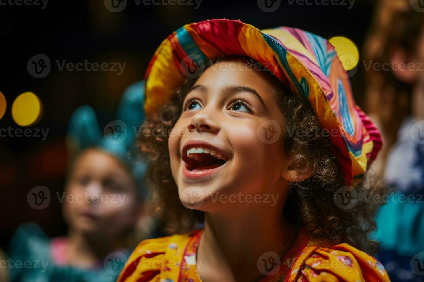 un grupo de para niños teatro estudiantes con entusiasmo ensayando un animado musical número foto