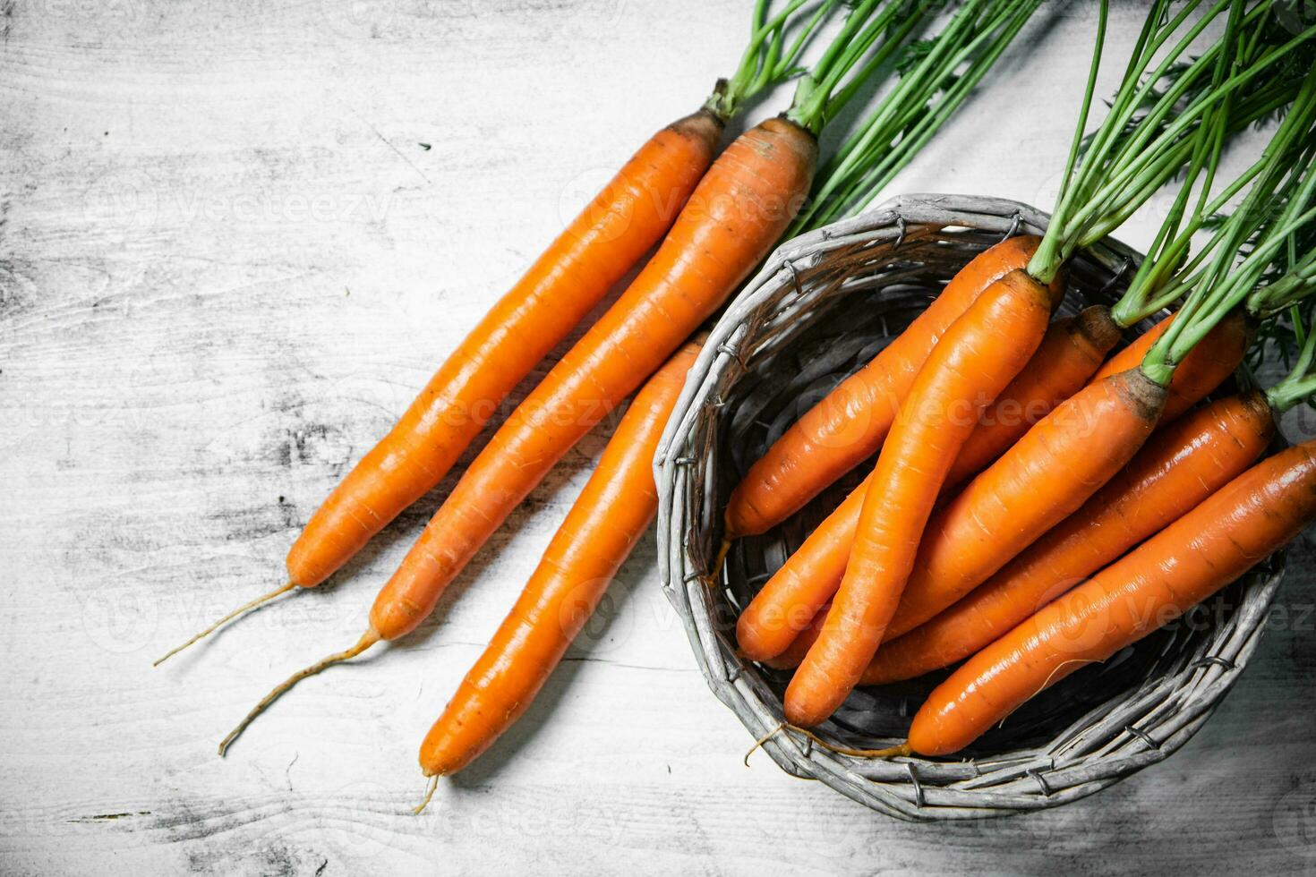 Fresco zanahorias en cesta. foto