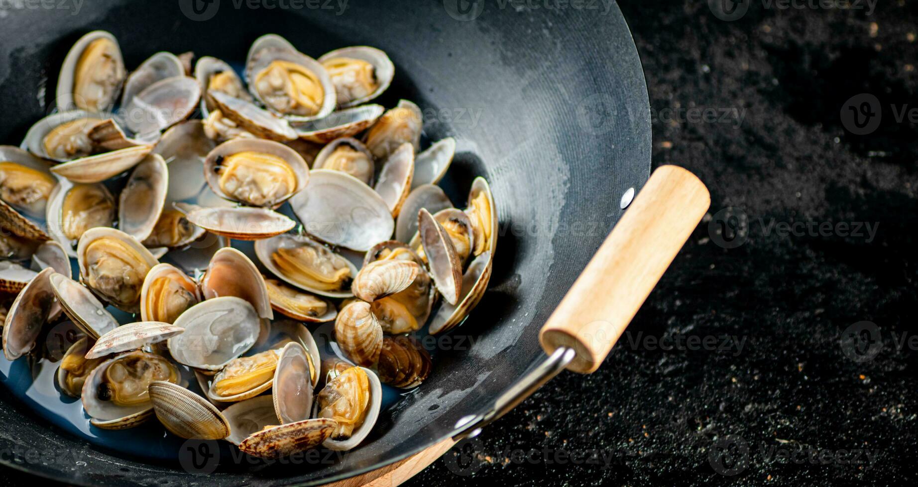 Vongole in a pot of water. photo