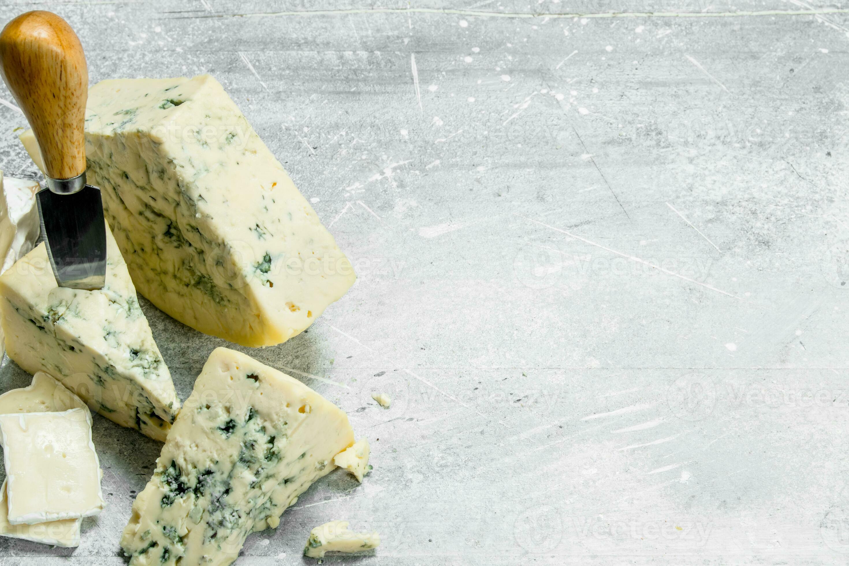 Blue and brie cheese with knives. 32002885 Stock Photo at Vecteezy