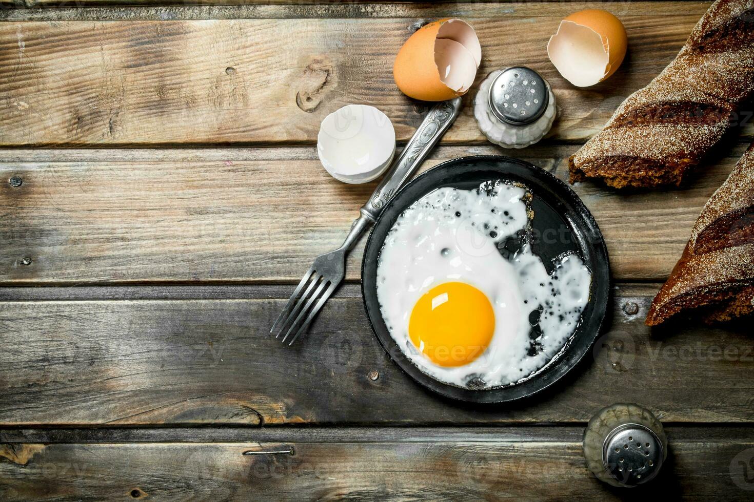 Fried egg in a pan with rye bread. photo