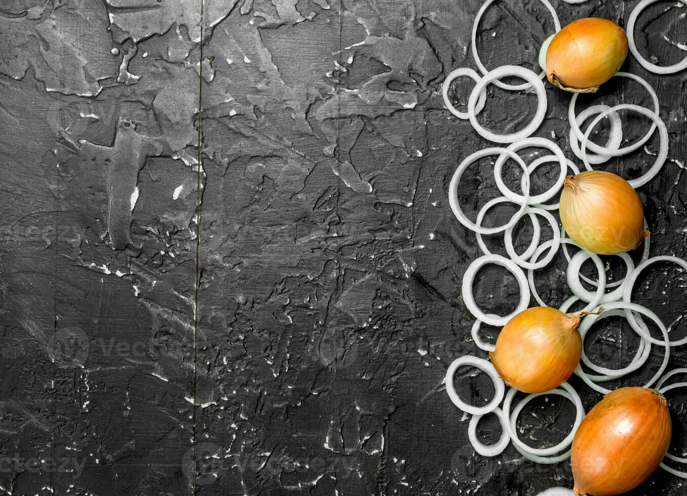 Rings and heads of yellow onions. photo