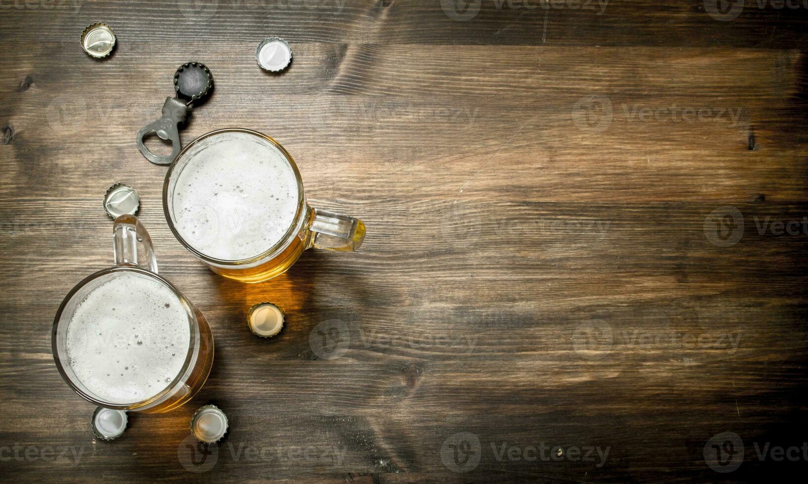 vaso de cerveza con tapones y un botella abrelatas. foto