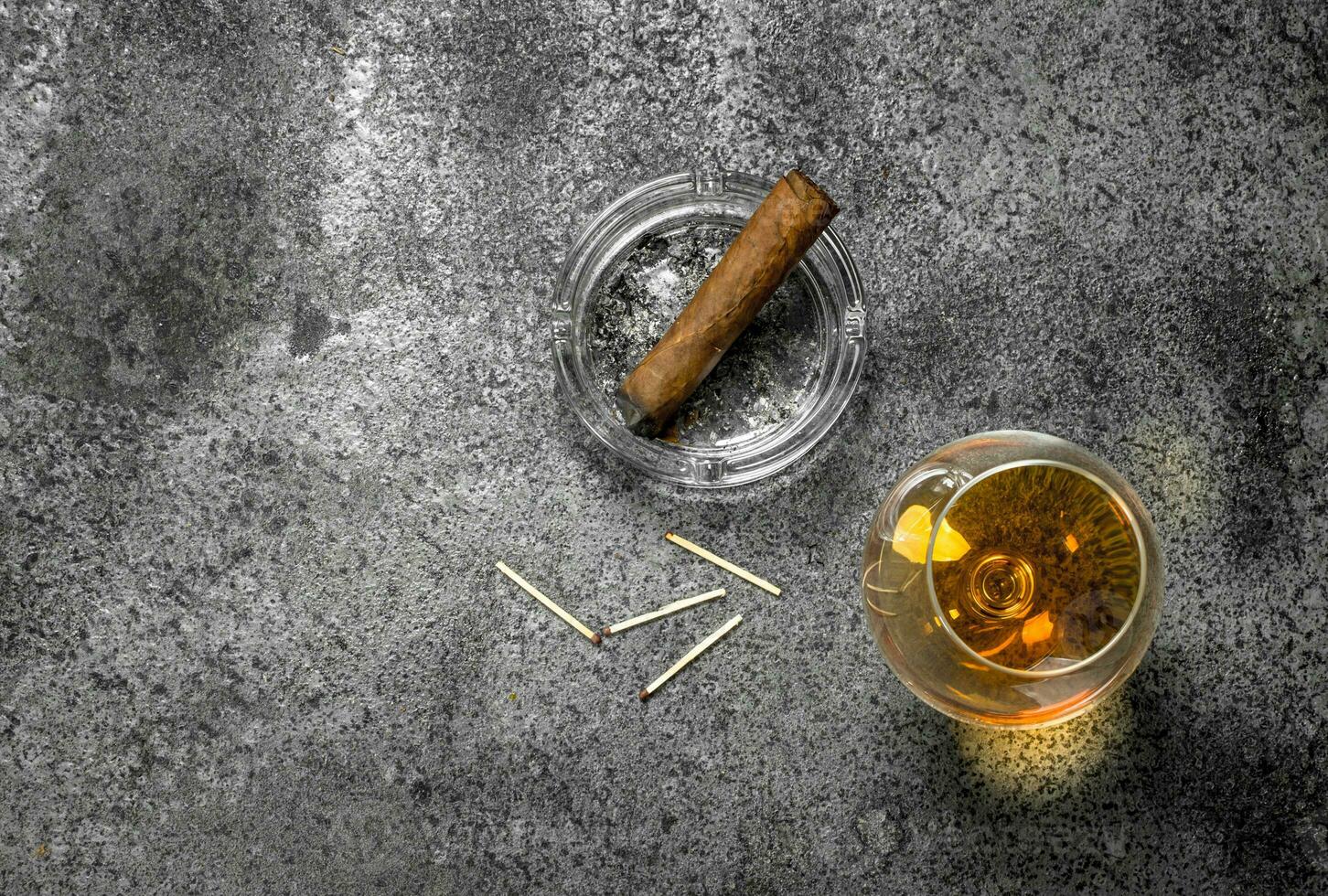 glass of cognac with a cigar. photo