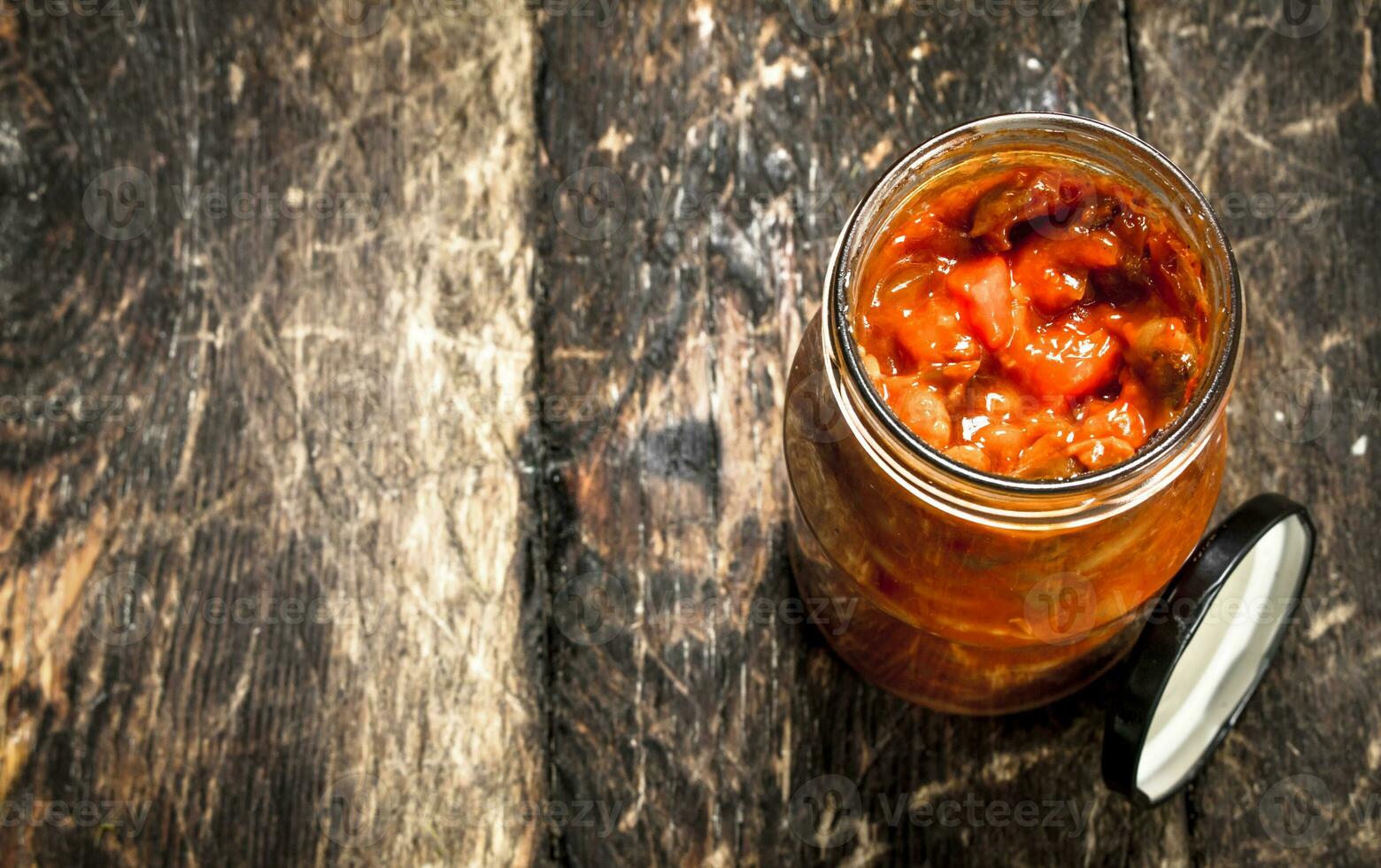en escabeche frijoles en tomate salsa. foto