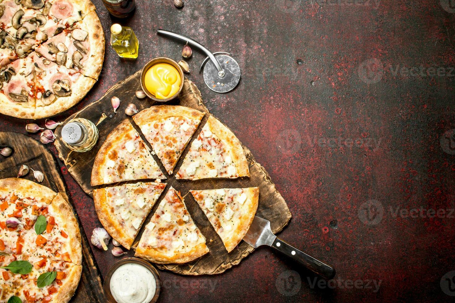 variedad de pizzas con salsas foto