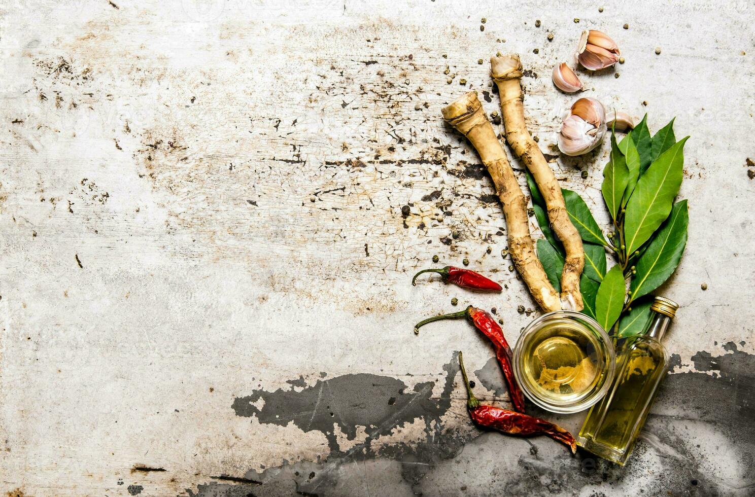 conjunto de especias - chile, jengibre, ajo, bahía hoja y aceituna aceite. foto