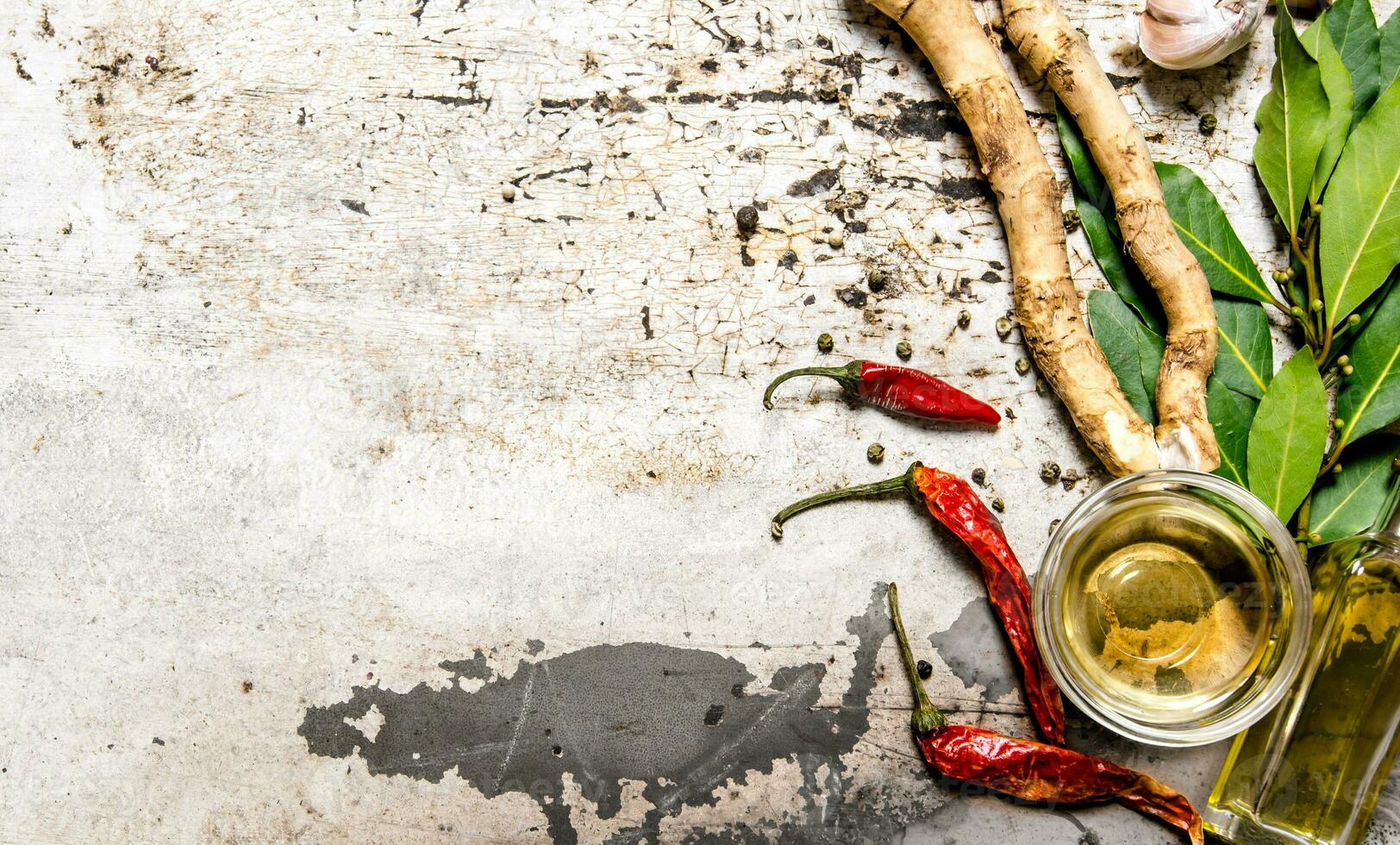 conjunto de especias - chile, jengibre, ajo, bahía hoja y aceituna aceite. foto