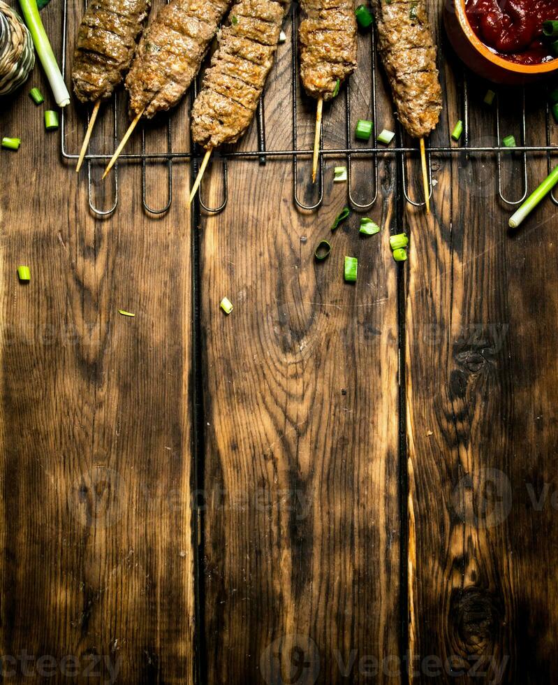 brocheta con tomate salsa y verde cebollas. foto