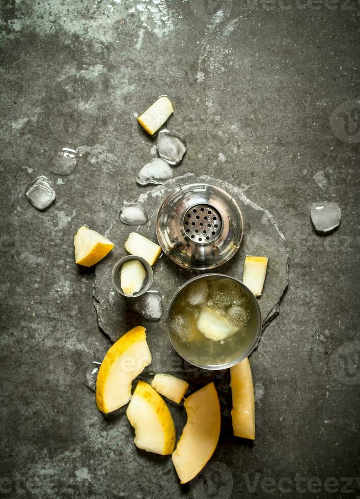 Fresco cóctel criba vibradora de melón con hielo . foto