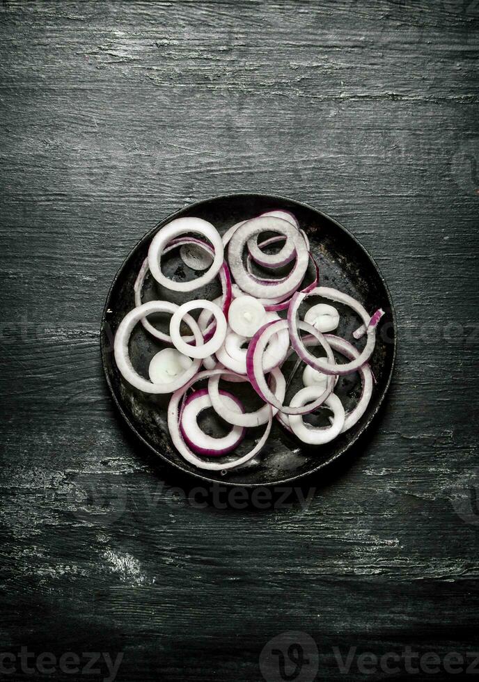 rings of red onion in the pan. photo