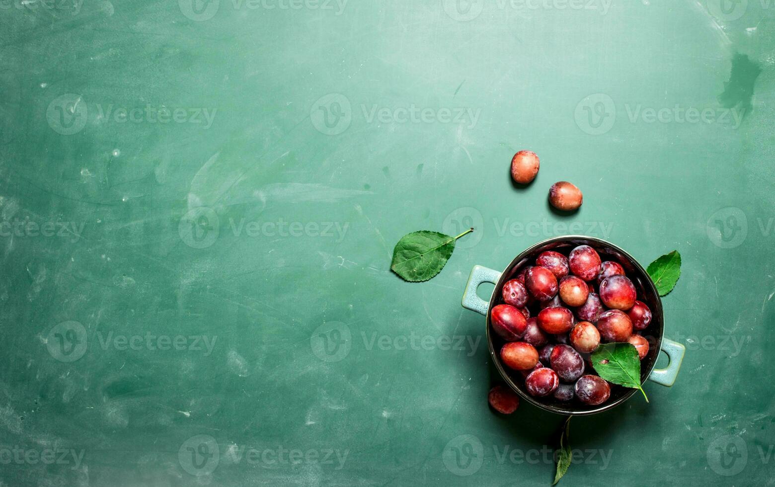 Fresh plums in a bowl. photo