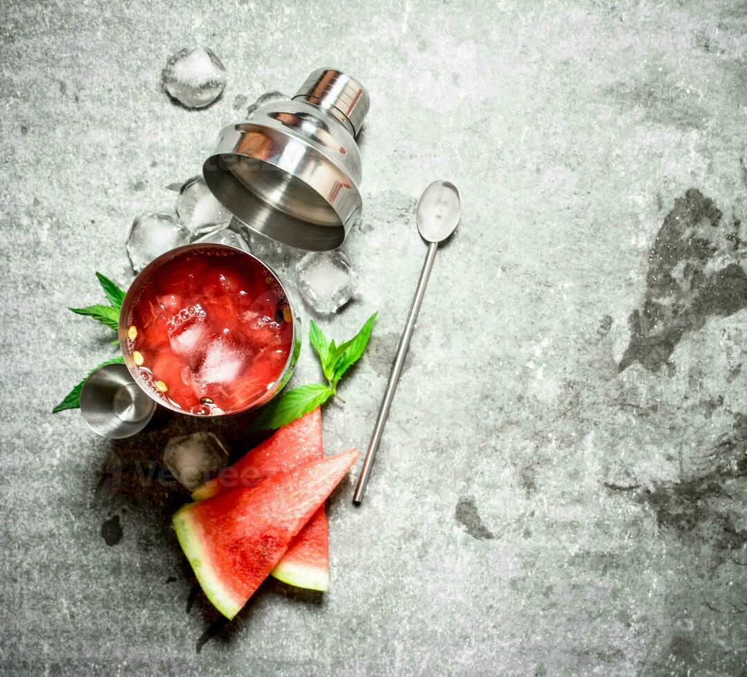 sandía cóctel con menta y hielo en un criba vibradora. foto