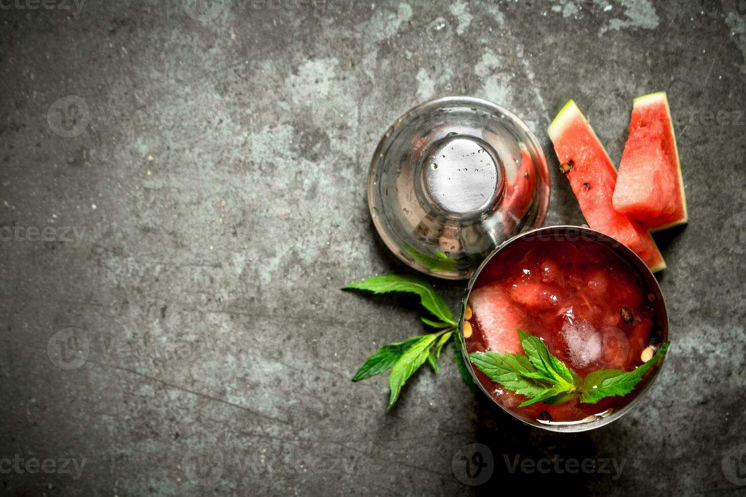 sandía cóctel con menta y hielo en un criba vibradora. foto