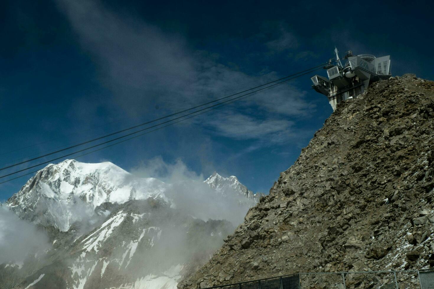 el infiernobronner pico estación, el último detener de el panorámico ruta aérea cable coche en Courmayeur, en el aosta Valle foto