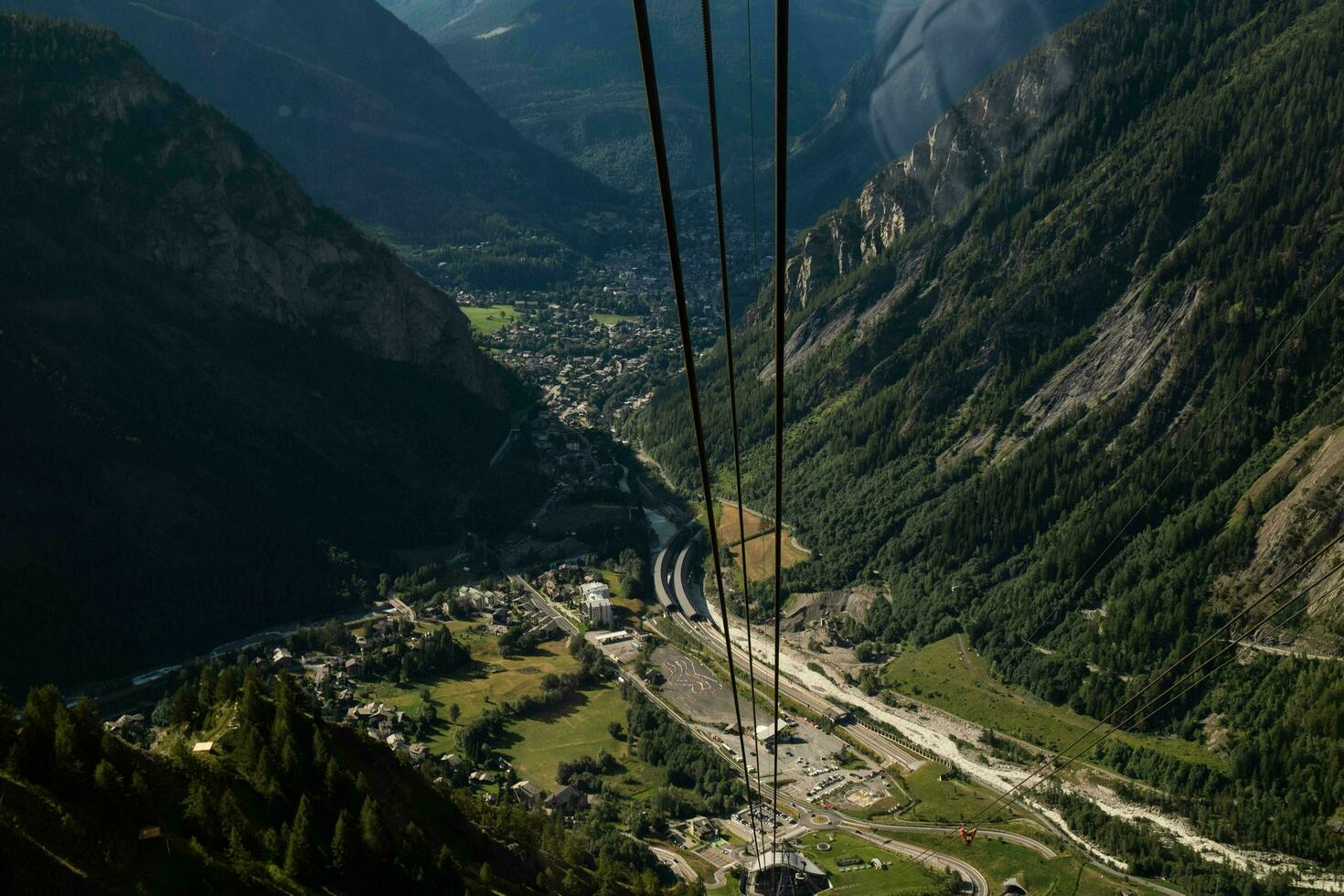 el cielo camino cable auto, en mont blanc en Courmayeur, en el aosta Valle en julio 2023 durante un verano fiesta foto