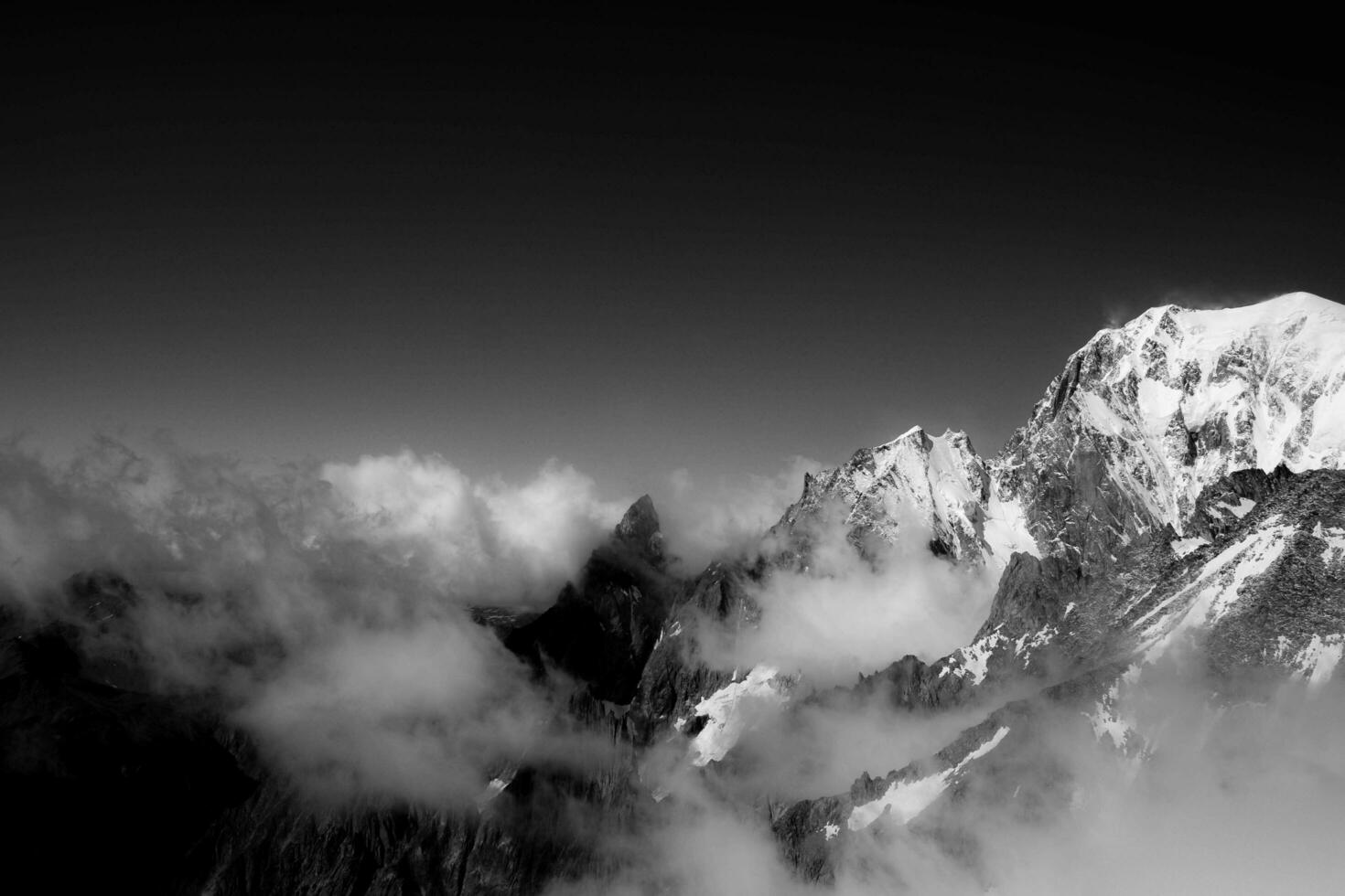 el cubierto de nieve mont blanc montaña rango fotografiado en negro y blanco en julio 2023 foto