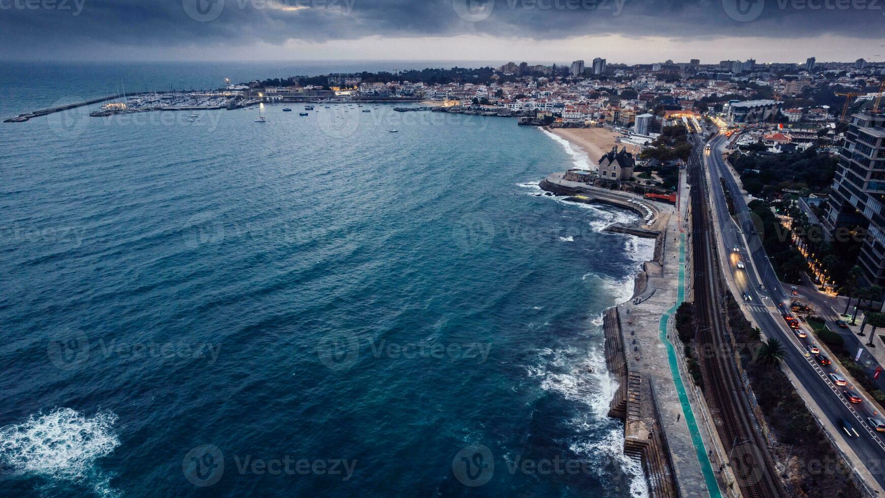 aéreo zumbido ver de marginal avenida y línea costera con mirando Oeste hacia Cascais en un nublado otoño día foto